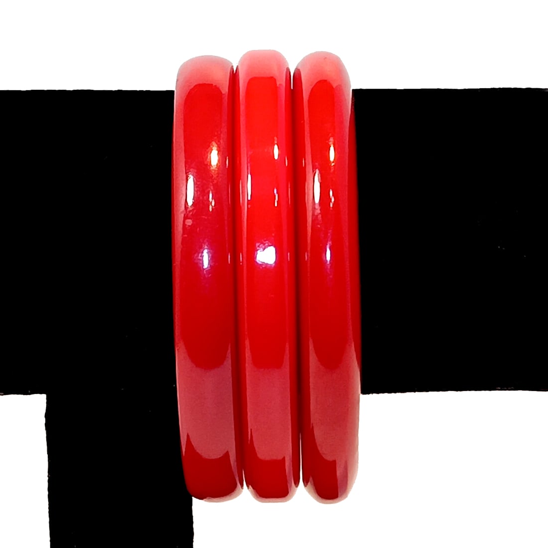 VINTAGE LOT OF 3 BAKELITE BANGLES BRACELETS IN RED: THIS LOT CONSISTS OF 3 VINTAGE BAKELITE BANGLES IN RED COLOR. THE SIZE OF EACH IS 2.5" IN DIAMETER. SIMICHROME TESTED. WE PROVIDE FREE IN-HOUSE SHIPPING WITHIN THE U.S.