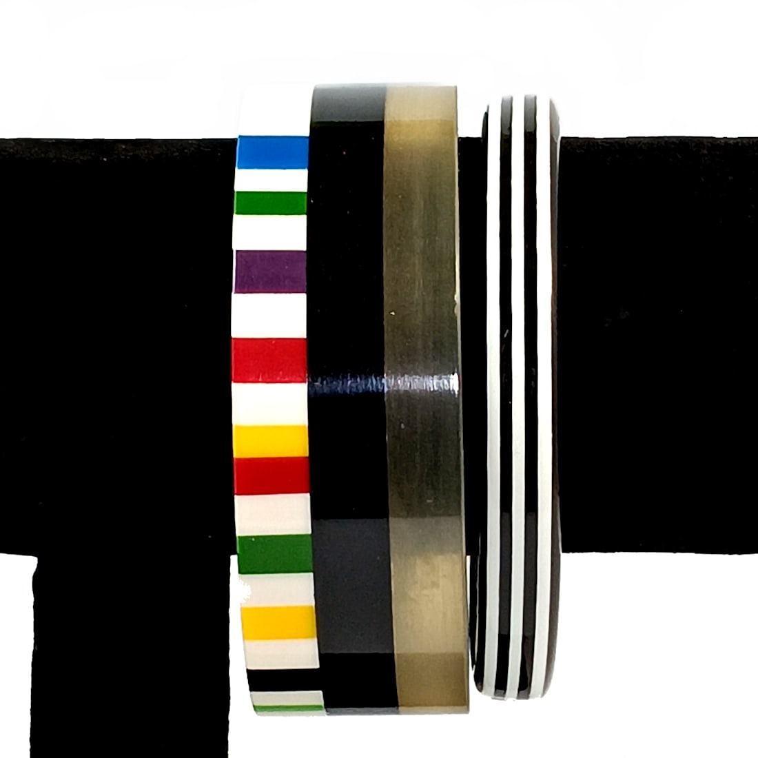 TWO VINTAGE LAMINATED LUCITE BANGLES 2.5" D (1 of 3)