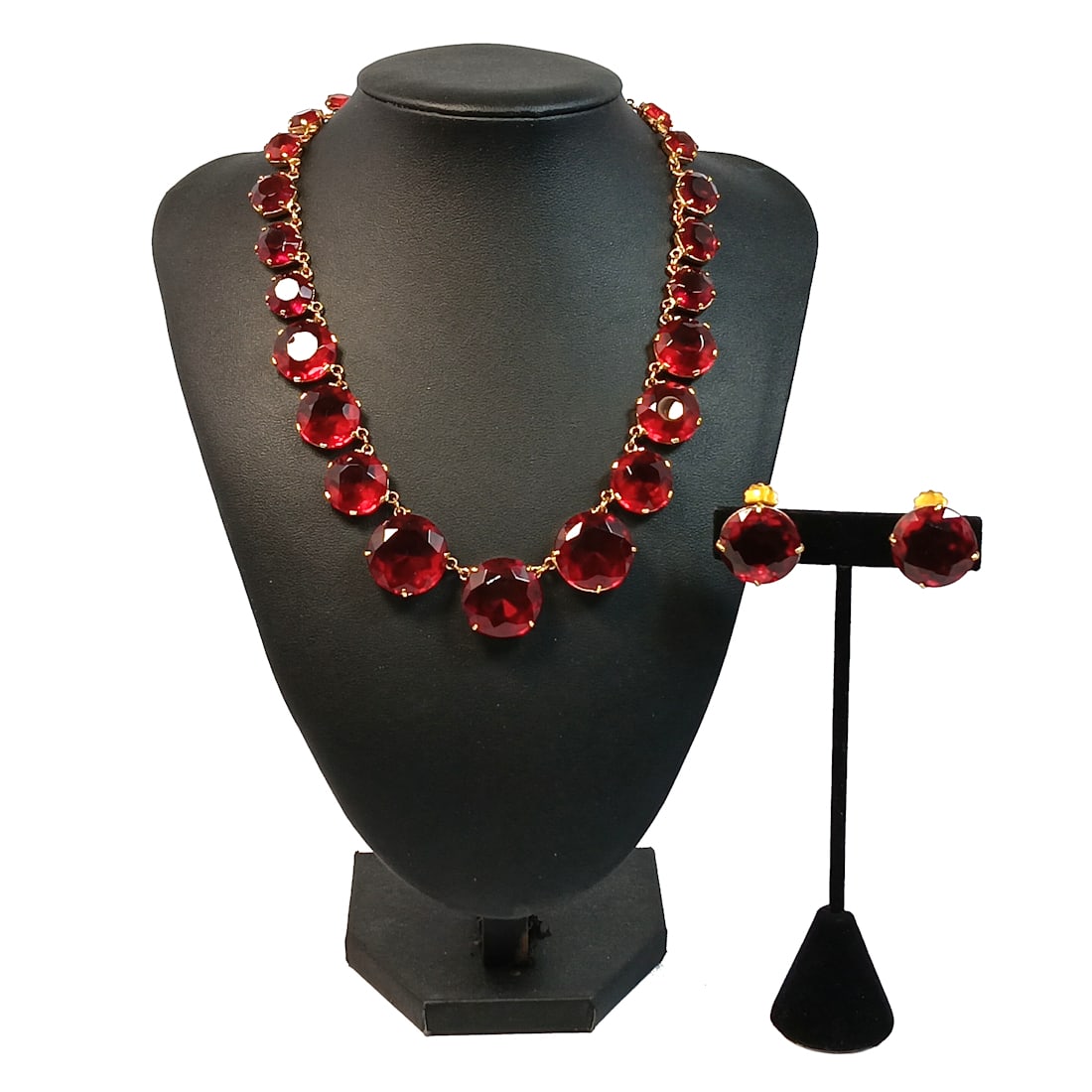 VINTAGE HIGH END JEWELRY SET RED CRYSTALS NECKLACE EARRINGS: THIS LOT FEATURES A FINE VINTAGE HIGH END SET OF RED CRYSTALS NECKLACE AND EARRINGS. THE NECKLACE IS 18" LONG. ALL STONES ARE TESTED WITH THE PRESIDIUM GEM TESTER. WE PROVIDE FREE IN-HOUSE SHIPPING WI