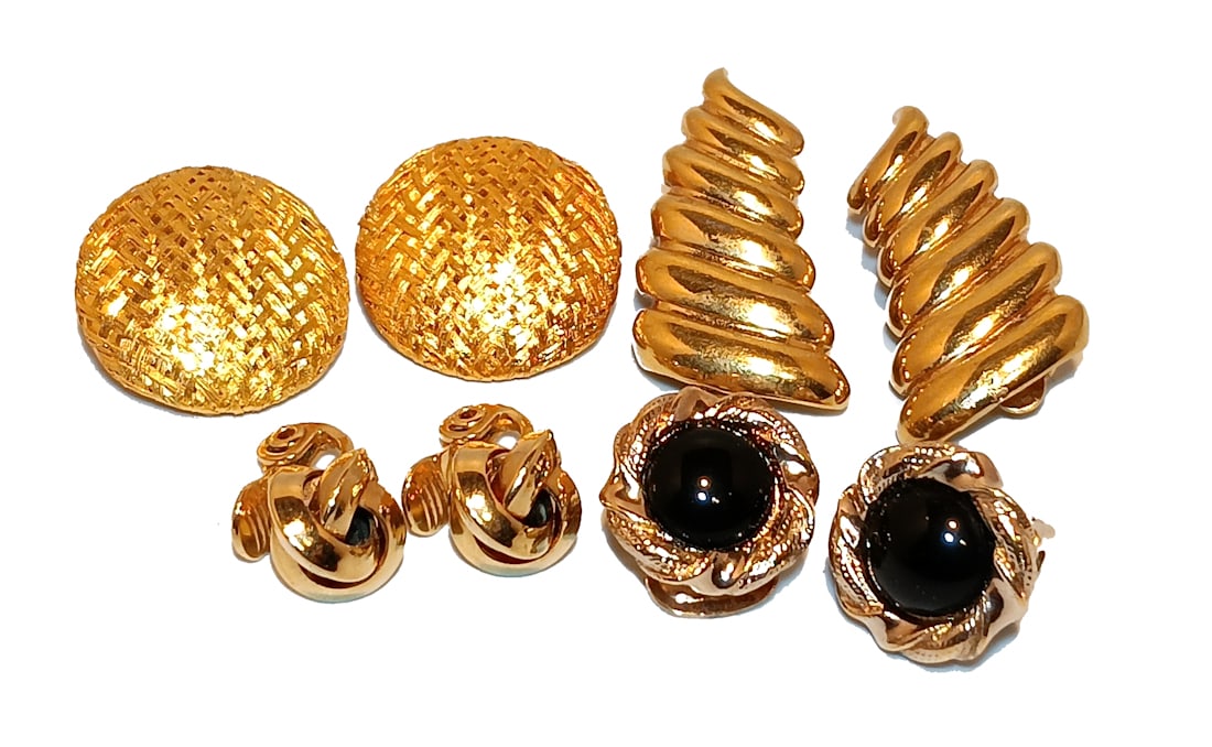 VINTAGE LOT OF FOUR PAIRS OF EARRINGS INCLUDING SIGNED MONET (1 of 3)