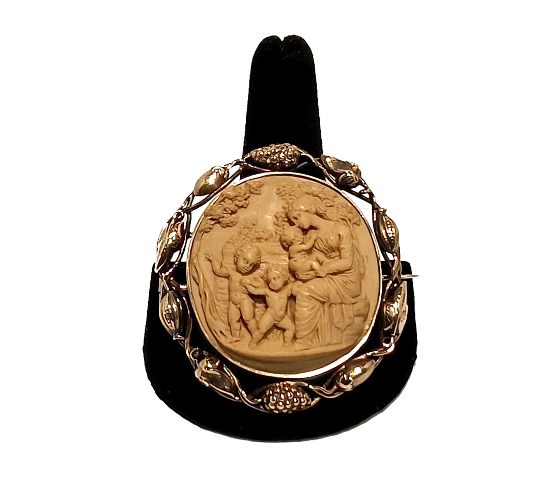 EXCEPTIONAL ANTIQUE VICTORIAN LAVA CAMEO BROOCH IN 14K GOLD, CIRCA 1850-1870