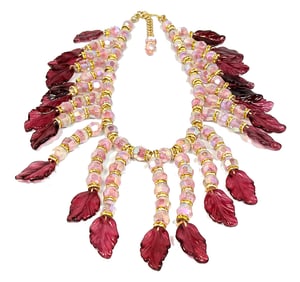 A MAGNIFICENT VINTAGE CRYSTAL AND CARVED GLASS LEAVES BIB NECKLACE PINK RED