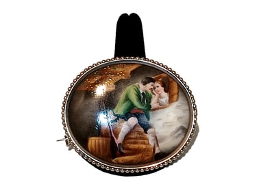ANTIQUE HAND-PAINTED PORCELAIN PORTRAIT BROOCH ROMANTIC COURTING SCENE C.1880-1910