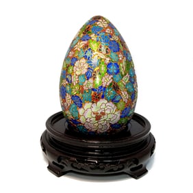 LARGE VINTAGE CLOISONNE ENAMELED EGG WITH FLORAL MOTIF AND WOODEN STAND