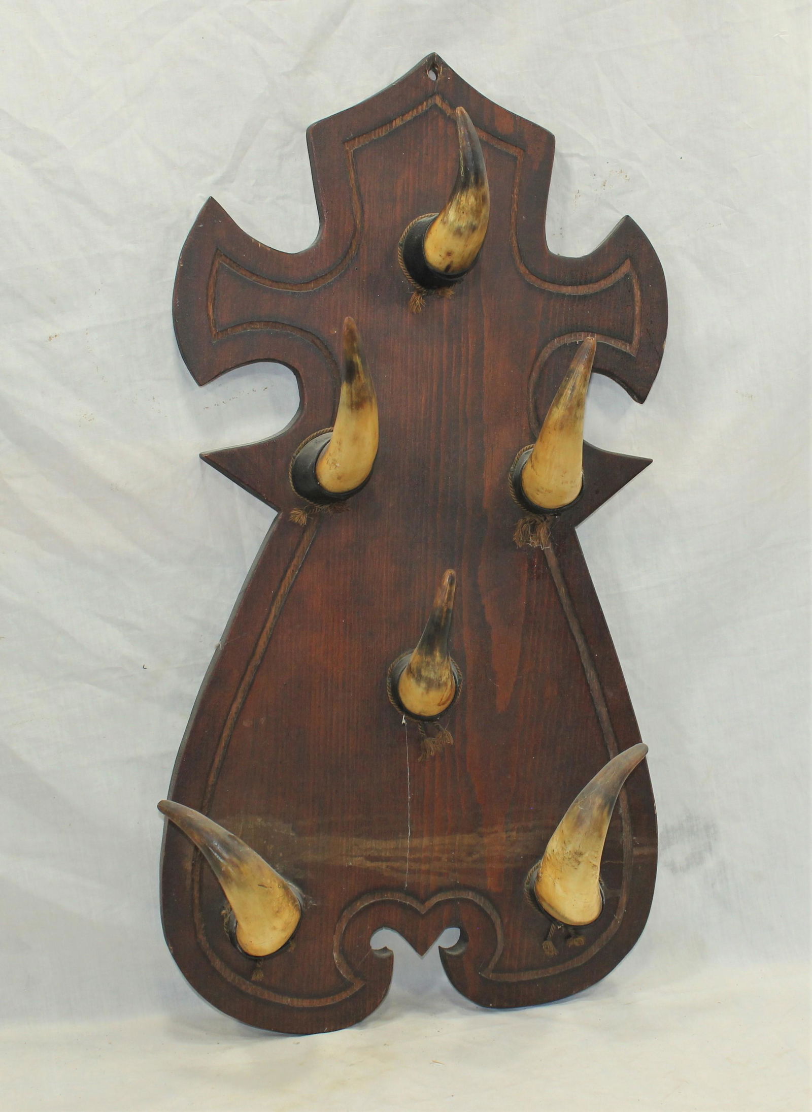 Longhorn Rack: Decorative antique longhorn wall rack, with beautifully designed oak plaque and 6 longhorn hooks. Measuring 15"x 30".