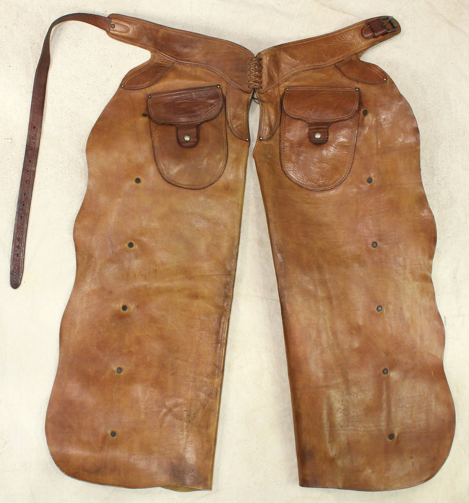 Visalia Batwing Chaps: An extra clean pair of Visalia batwing chaps, with great pockets, light color and desirable snake maker’s mark. Showing very little wear.