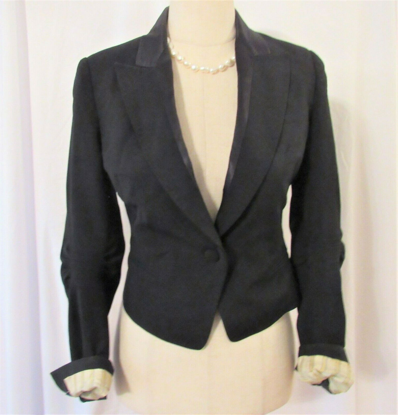 Paul Smith Italian wool cropped tuxedo jacket XS: Here is a Paul Smith cropped wool blend tuxedo jacket sz 40. Per measurements it will fit an XS. Please see the last picture for fabric details. It is made in Italy and styled to perfection. The colla