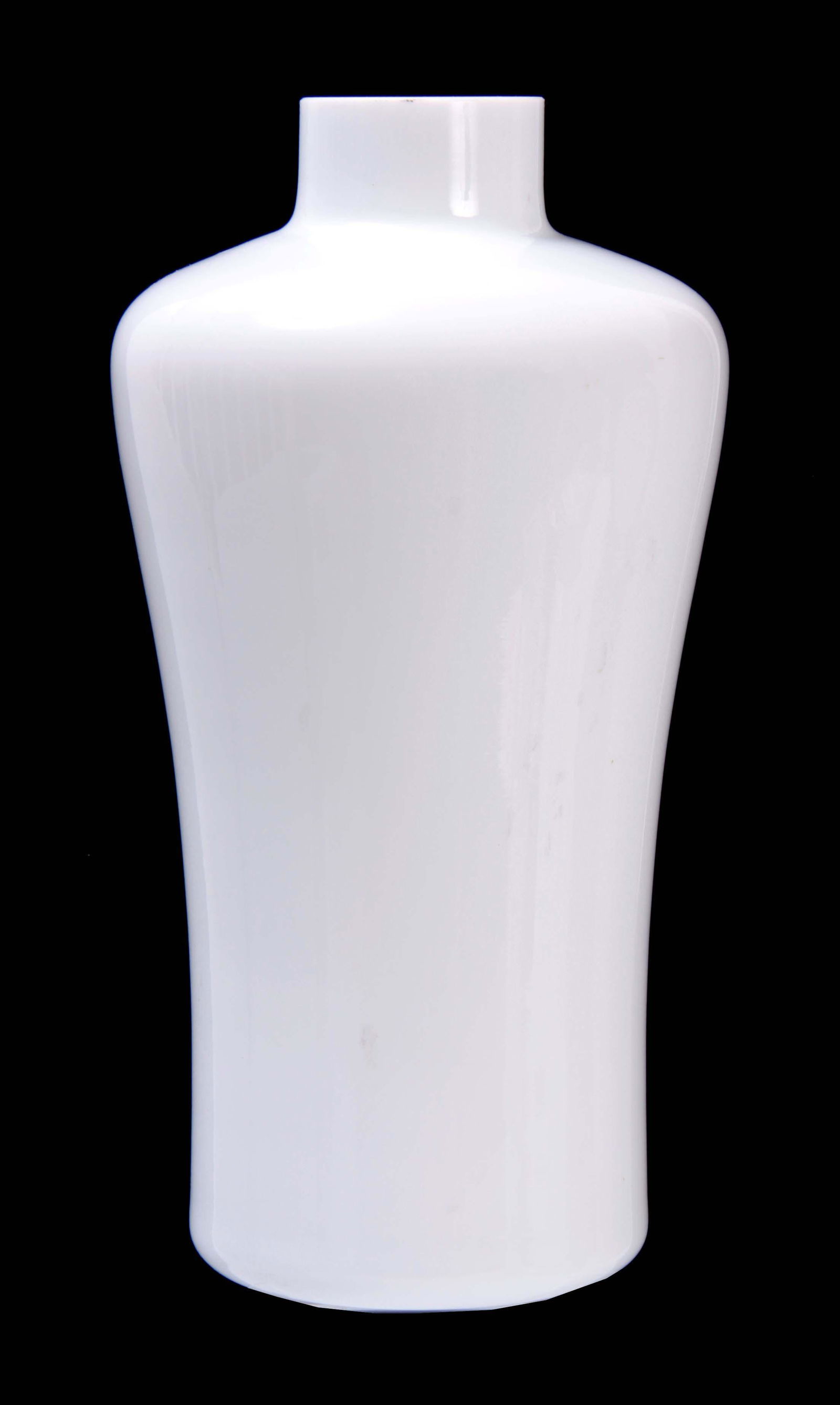 A 19TH CENTURY LARGE OPAQUE GLASS BOTTLE VASE of s: A 19TH CENTURY LARGE OPAQUE GLASS BOTTLE VASE of shouldered slight concave sided tapering form 31cms high