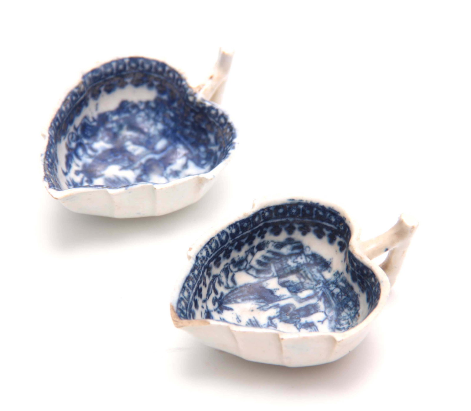 AN EARLY PAIR OF BLUE AND WHITE LEAF SHAPED PEARLW: AN EARLY PAIR OF BLUE AND WHITE LEAF SHAPED PEARLWARE PICKLE DISHES with oriental landscape decoration, the feet moulded as three-leaf shamrocks 7.5cm across