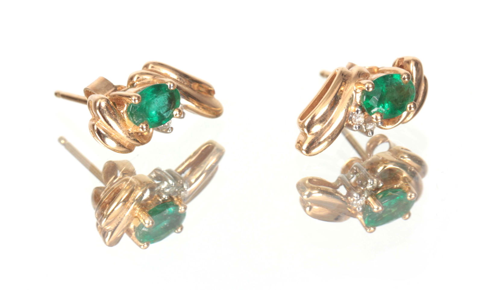 A PAIR OF LADIES 14CT GOLD EMERALD AND DIAMOND EAR (1 of 1)