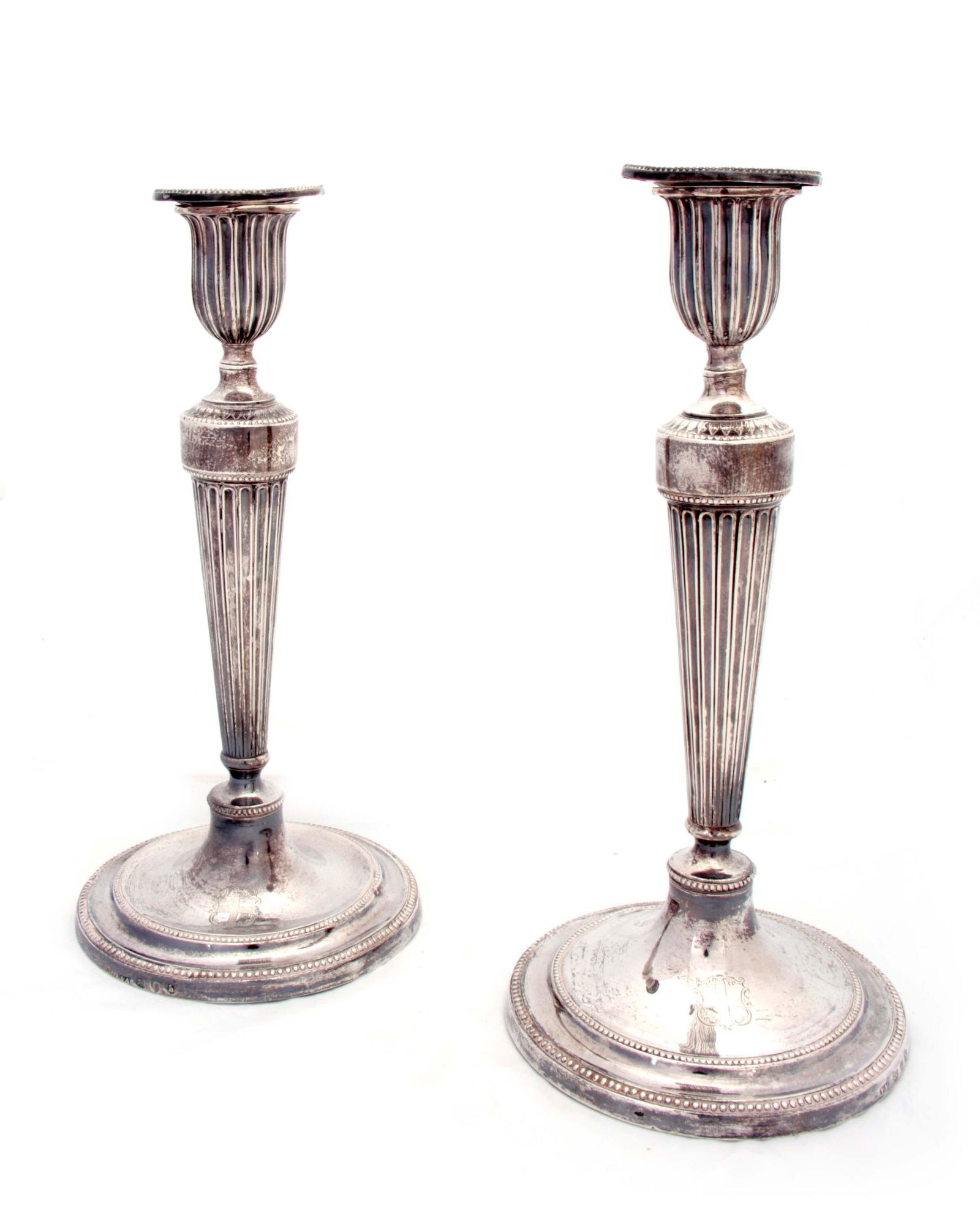 A PAIR OF GEORGE III SILVER CANDLESTICKS the circular (1 of 1)