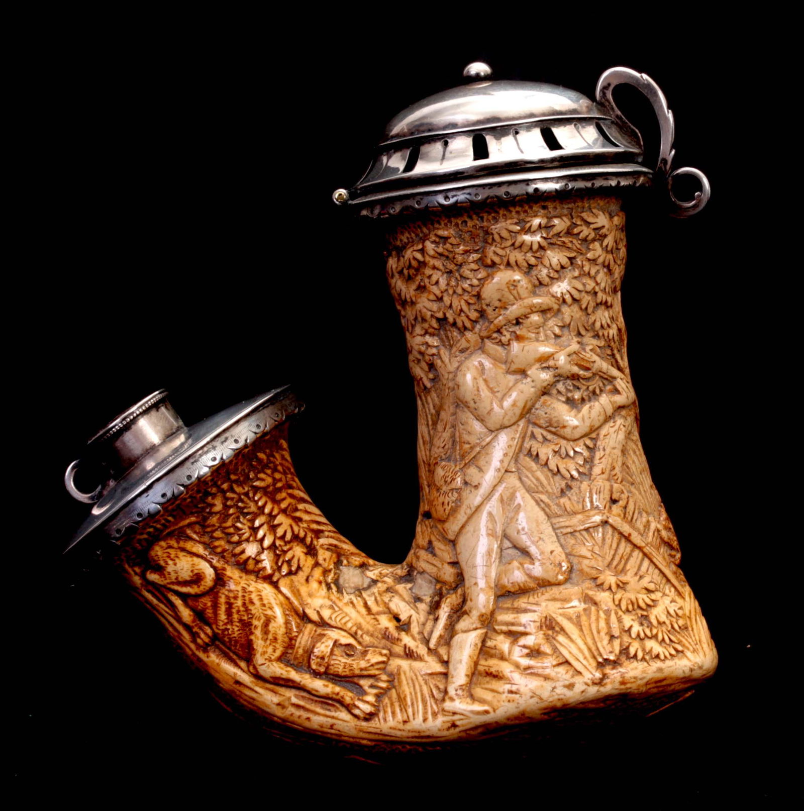 A LARGE 19TH CENTURY HUNGARIAN KALMASCH CARVED HORN (1 of 1)