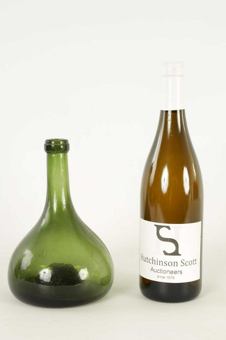AN 18TH CENTURY GREEN GLASS ONION SHAPED WINE BOTTLE: AN 18TH CENTURY GREEN GLASS ONION SHAPED WINE BOTTLE AN 18TH CENTURY GREEN GLASS ONION SHAPED WINE BOTTLE 20cm high