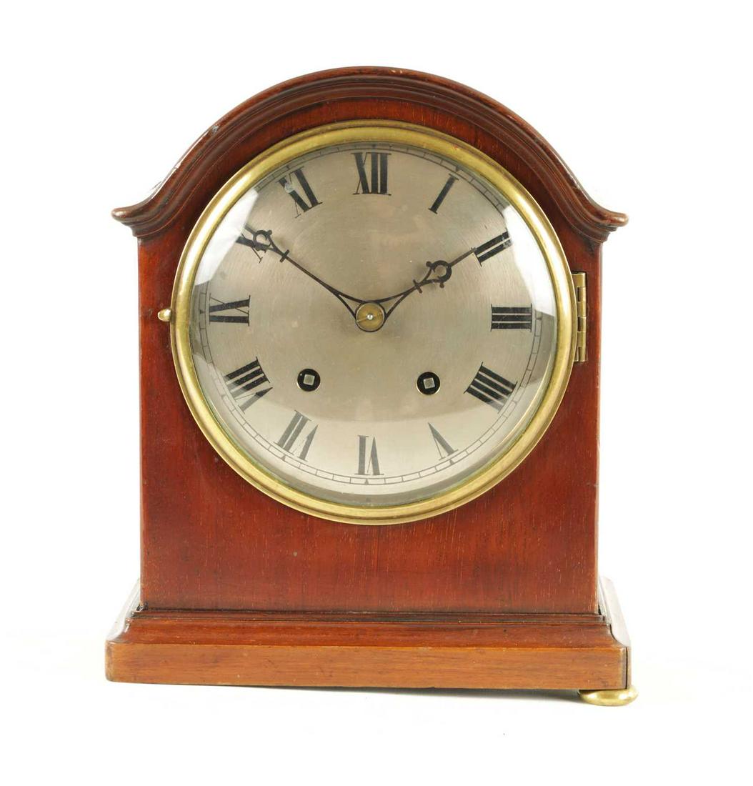 AN EARLY 20TH CENTURY MAHOGANY MANTEL CLOCK with silvered dial fronting