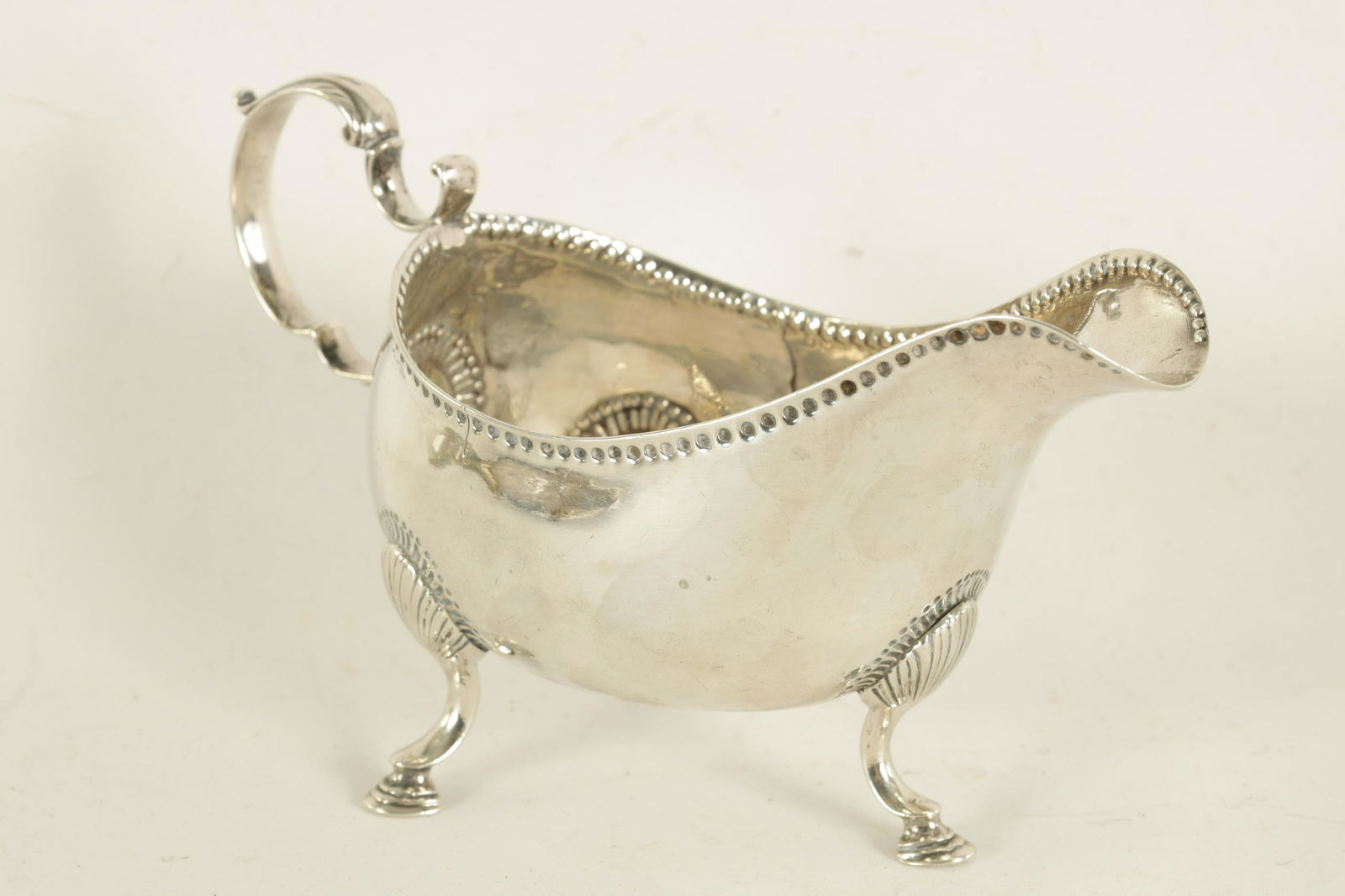 A GEORGE III IRISH SILVER SAUCE BOAT (1 of 6)