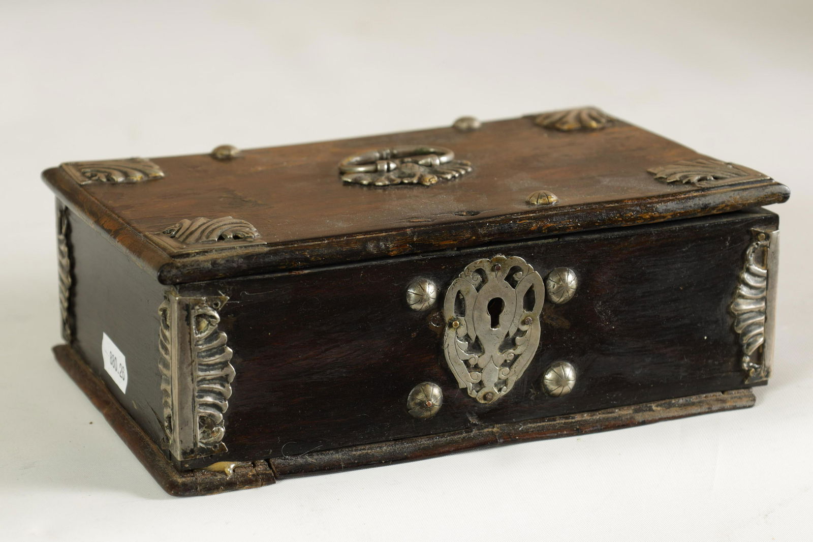 AN EARLY 18TH CENTURY DUTCH EAST INDIES EBONY AND SILVER MOUNTED BETEL BOX (1 of 10)