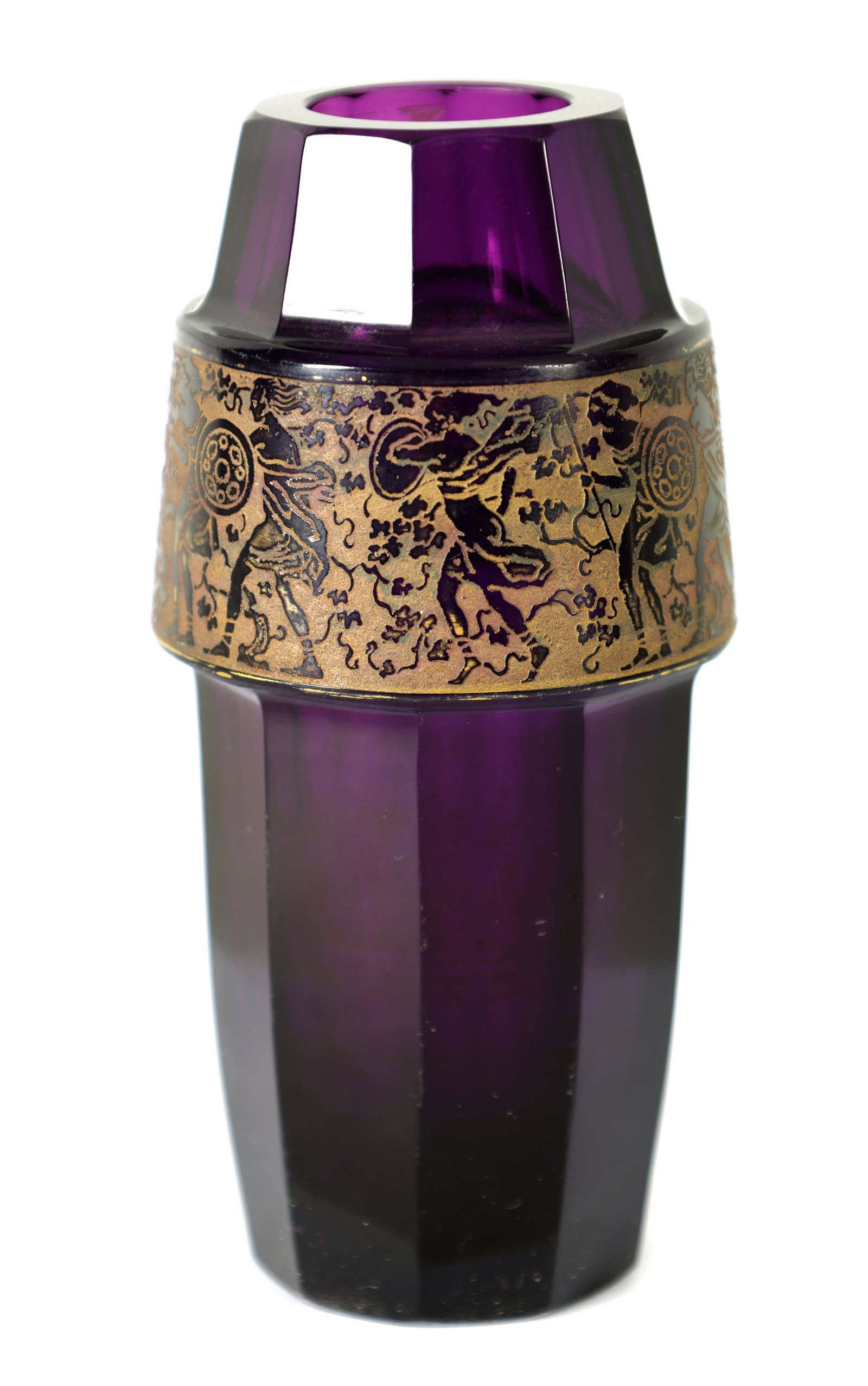 AN EARLY 20TH-CENTURY PURPLE GLASS VIENNA SECESSIONIST VASE IN THE MOSER STYLE: AN EARLY 20TH-CENTURY PURPLE GLASS VIENNA SECESSIONIST VASE IN THE MOSER STYLE of facetted shaped form having a gilt band depicting warriors. (12.5cm high )