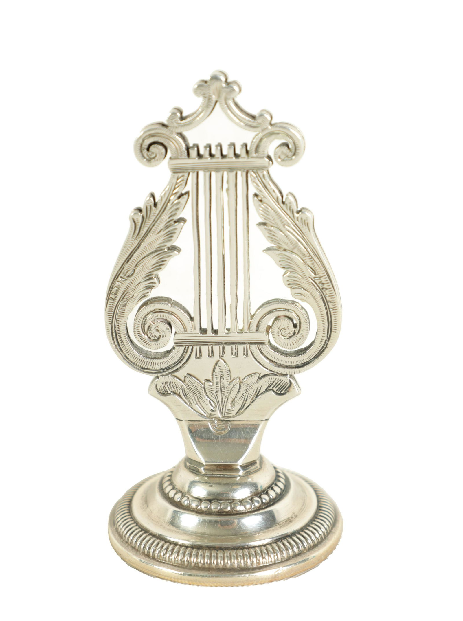 A LATE 19TH CENTURY SILVER LYRE MENU HOLDER: A LATE 19TH CENTURY SILVER LYRE MENU HOLDER finely engraved with scrolling leafing sides, mounted on a beaded stepped moulded plinth circular base, total approx weight 24g - by Frederick Elkington, Bi