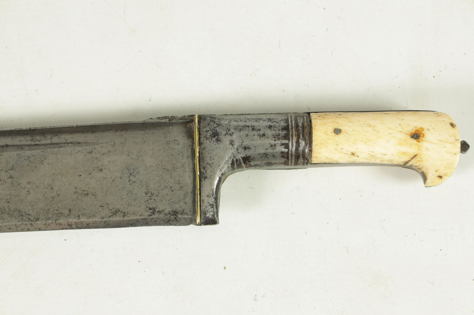 A 19TH CENTURY INDIAN KHYBER KNIFE: A 19TH CENTURY INDIAN KHYBER KNIFE A 19TH CENTURY INDIAN KHYBER KNIFE with a broad tapering single-edged steel blade, flattened spine and beaked bone handle. (73cm overall)