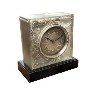 A RENE LALIQUE "QUATRE MOINEAUX DU JAPON" GLASS ART DECO DESK CLOCK: A RENE LALIQUE "QUATRE MOINEAUX DU JAPON" GLASS ART DECO DESK CLOCK the square case embossed with four Japanese sparrows to the corners enclosing a 4.5" silvered pewter dial with Arabic hour markings