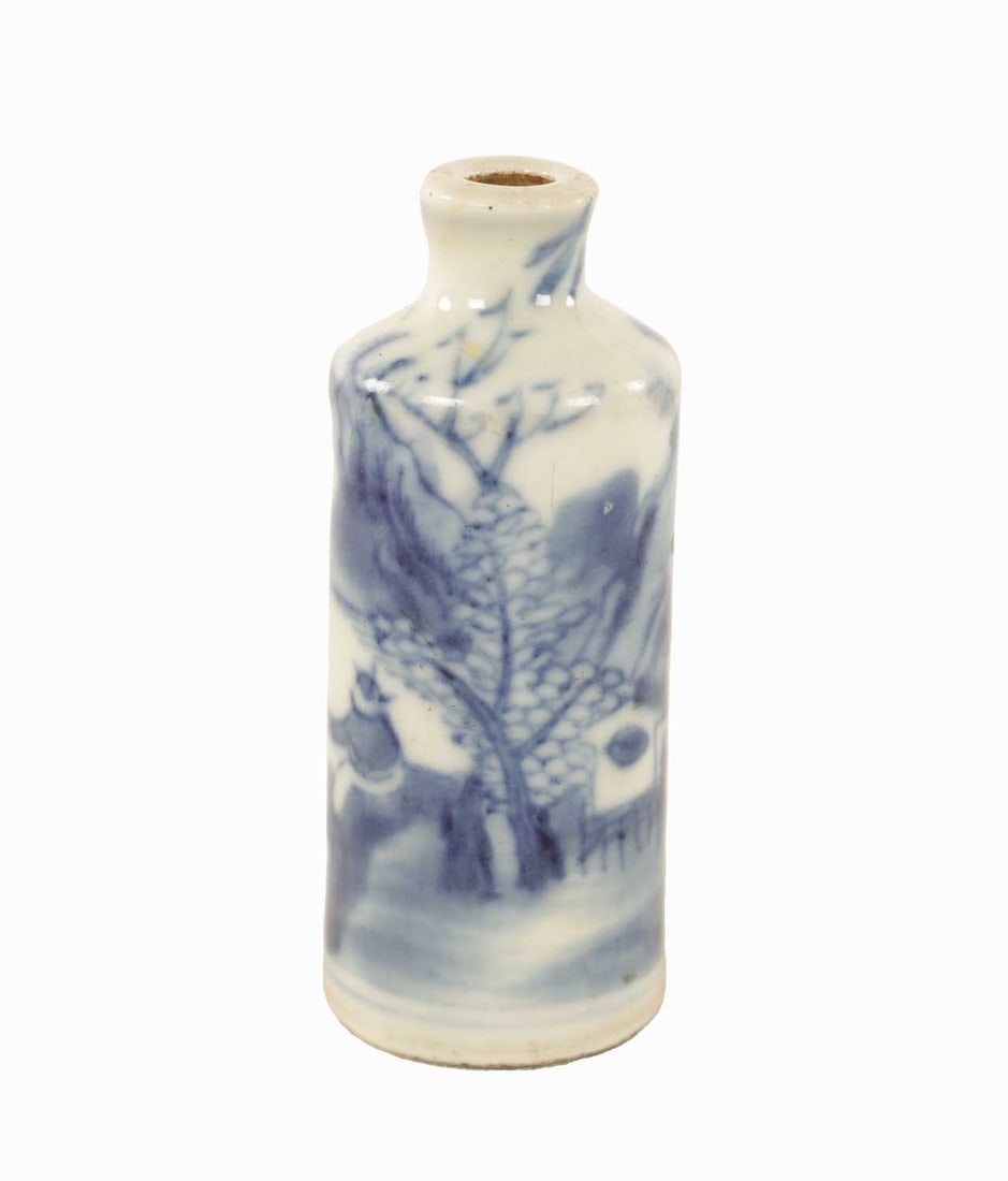 AN EARLY CHINESE BLUE AND WHITE SNUFF BOTTLE: AN EARLY CHINESE BLUE AND WHITE SNUFF BOTTLE of cylindrical form with all-around fisherman and mountainous landscape decoration. 7cm high Viewed under uv light. In good undamaged condition. No restora