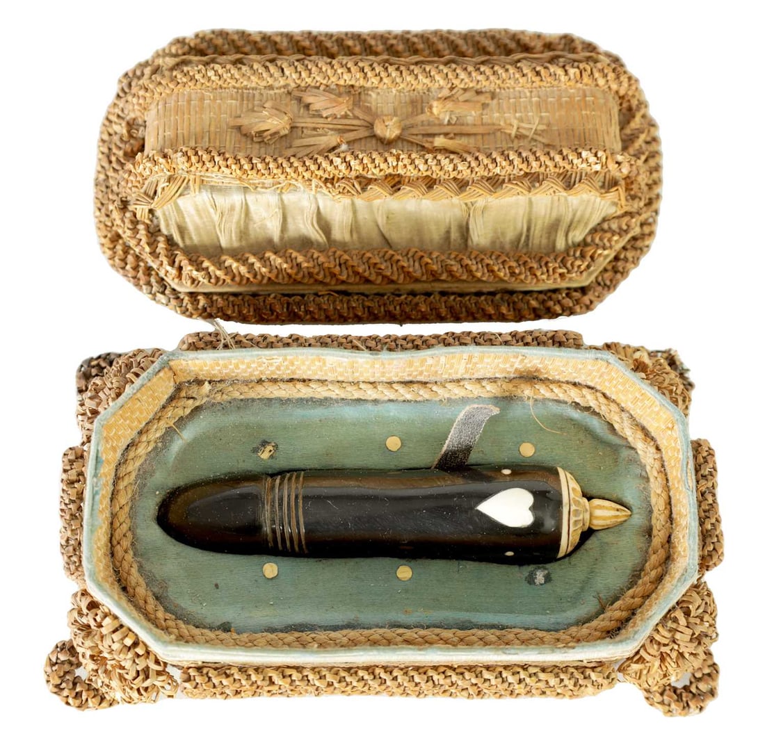 A 19TH CENTURY FRENCH PRISONERS OF WAR STRAW WORK BOX CONTAINING A CARVED HORN AND BONE SNUFF BOTTLE: A 19TH CENTURY FRENCH PRISONERS OF WAR STRAW WORK BOX CONTAINING A CARVED HORN AND BONE SNUFF BOTTLE with screwed top and modelled as a phallus - in a fitted ornate straw-work box 11cm plus box
