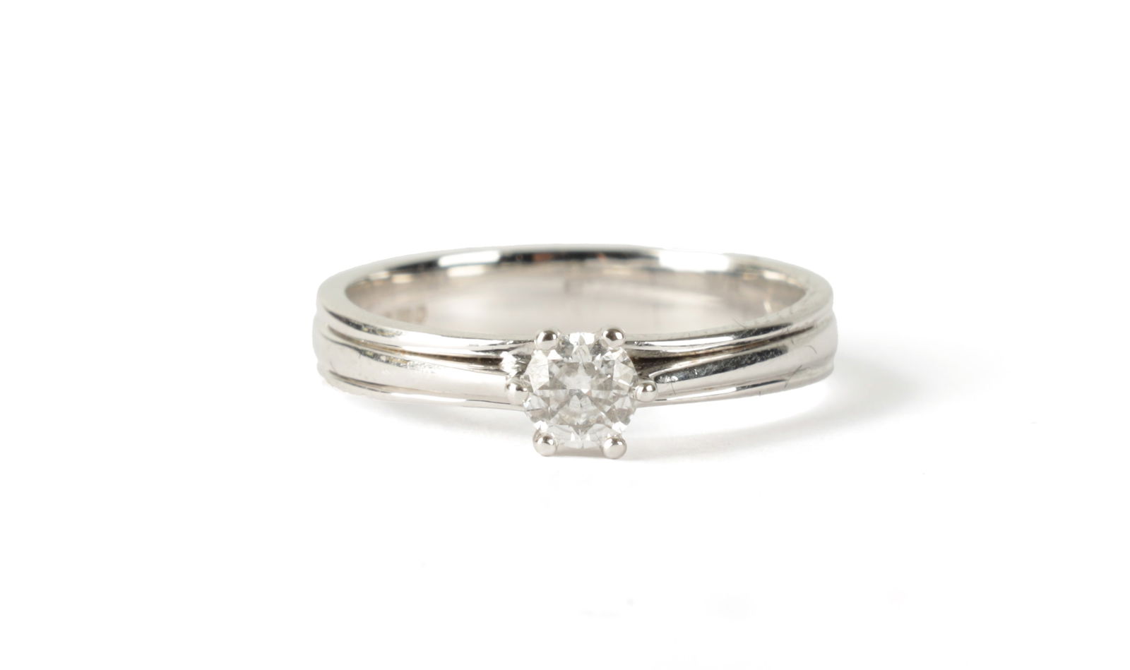 A 0.31CT DIAMOND AND 18CT WHITE GOLD SOLITAIRE RING (1 of 4)