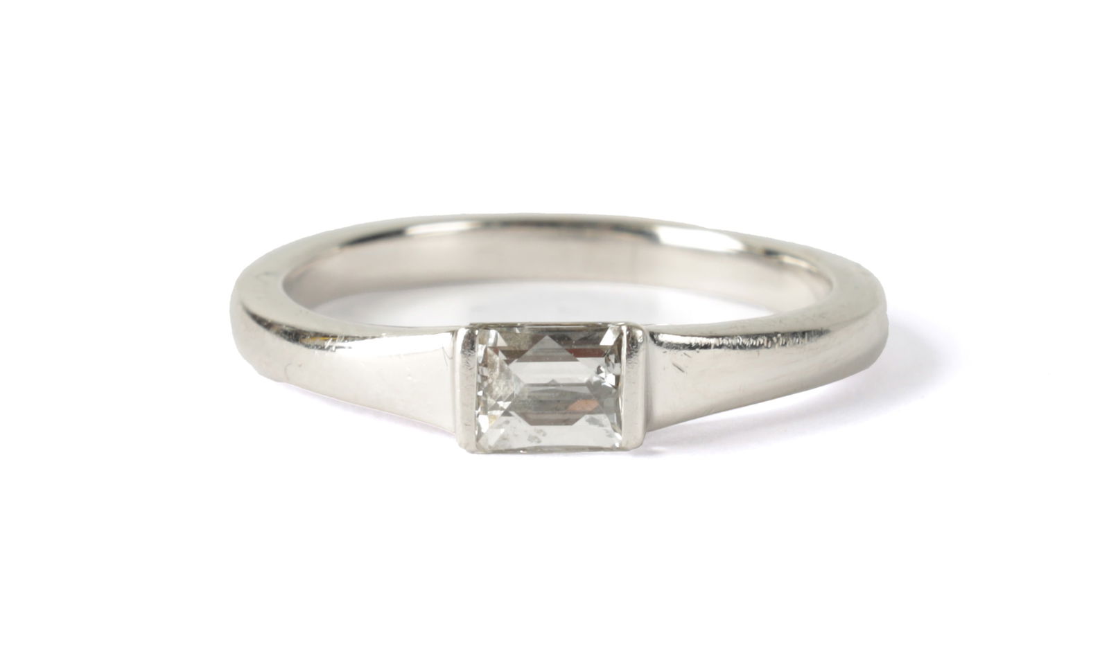 A 0.46CT DIAMOND AND 18CT WHITE GOLD SOLITAIRE RING RETAILED BY BOODLES WITH GIA REPORT (1 of 4)