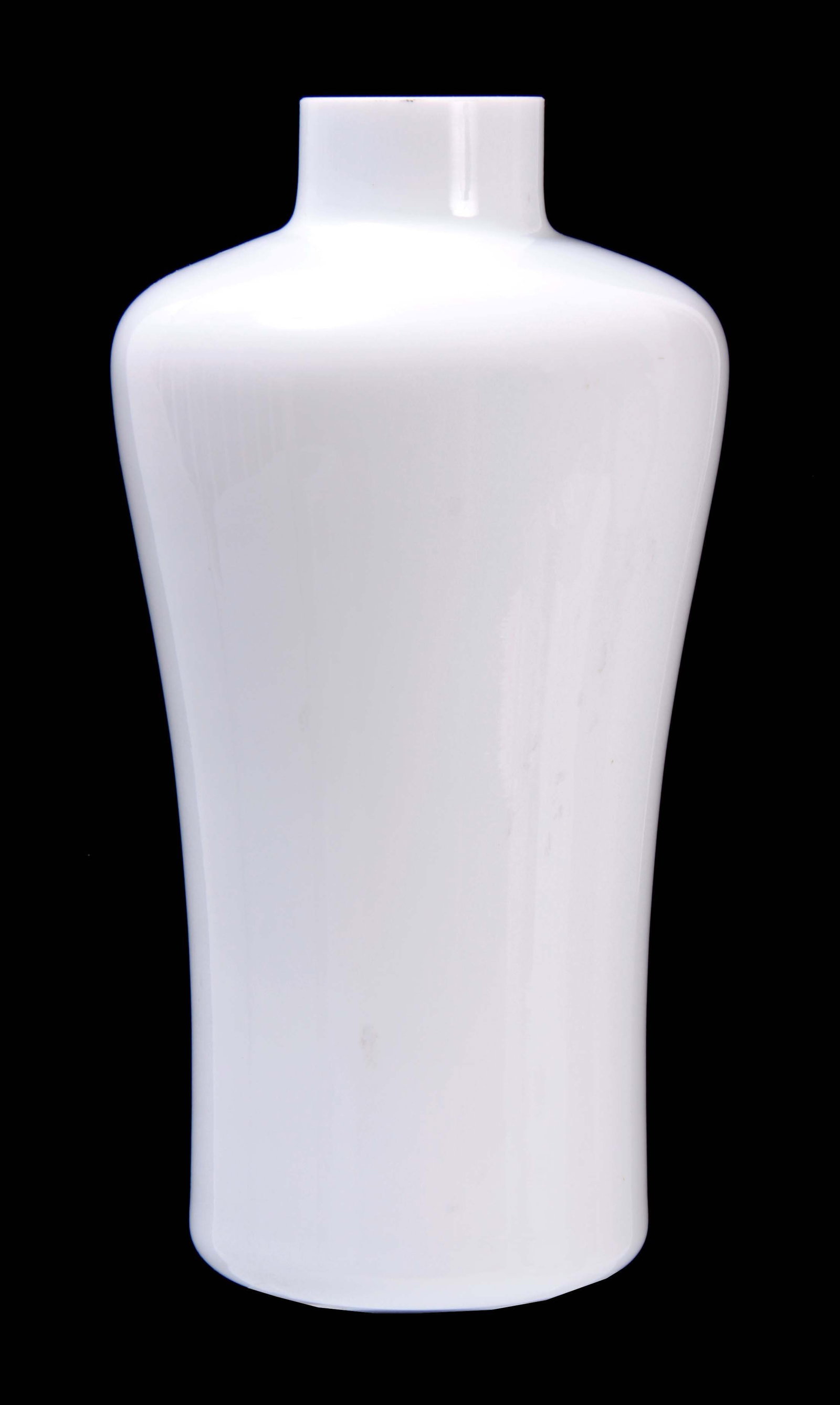 A 19TH CENTURY LARGE OPAQUE GLASS BOTTLE VASE: A 19TH CENTURY LARGE OPAQUE GLASS BOTTLE VASE of shouldered slight concave sided tapering form 31cms high