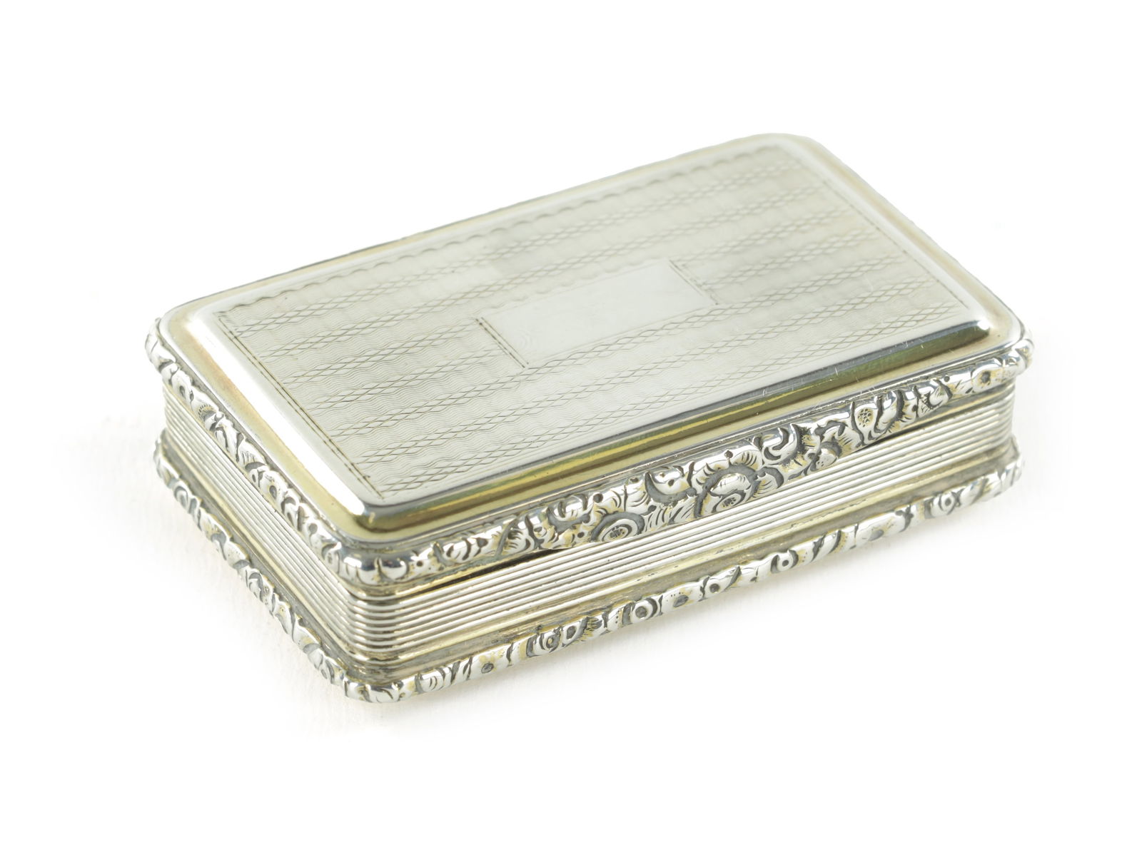 A LATE 18TH CENTURY ROCOCO SILVER PILL BOX: A LATE 18TH CENTURY ROCOCO SILVER PILL BOX