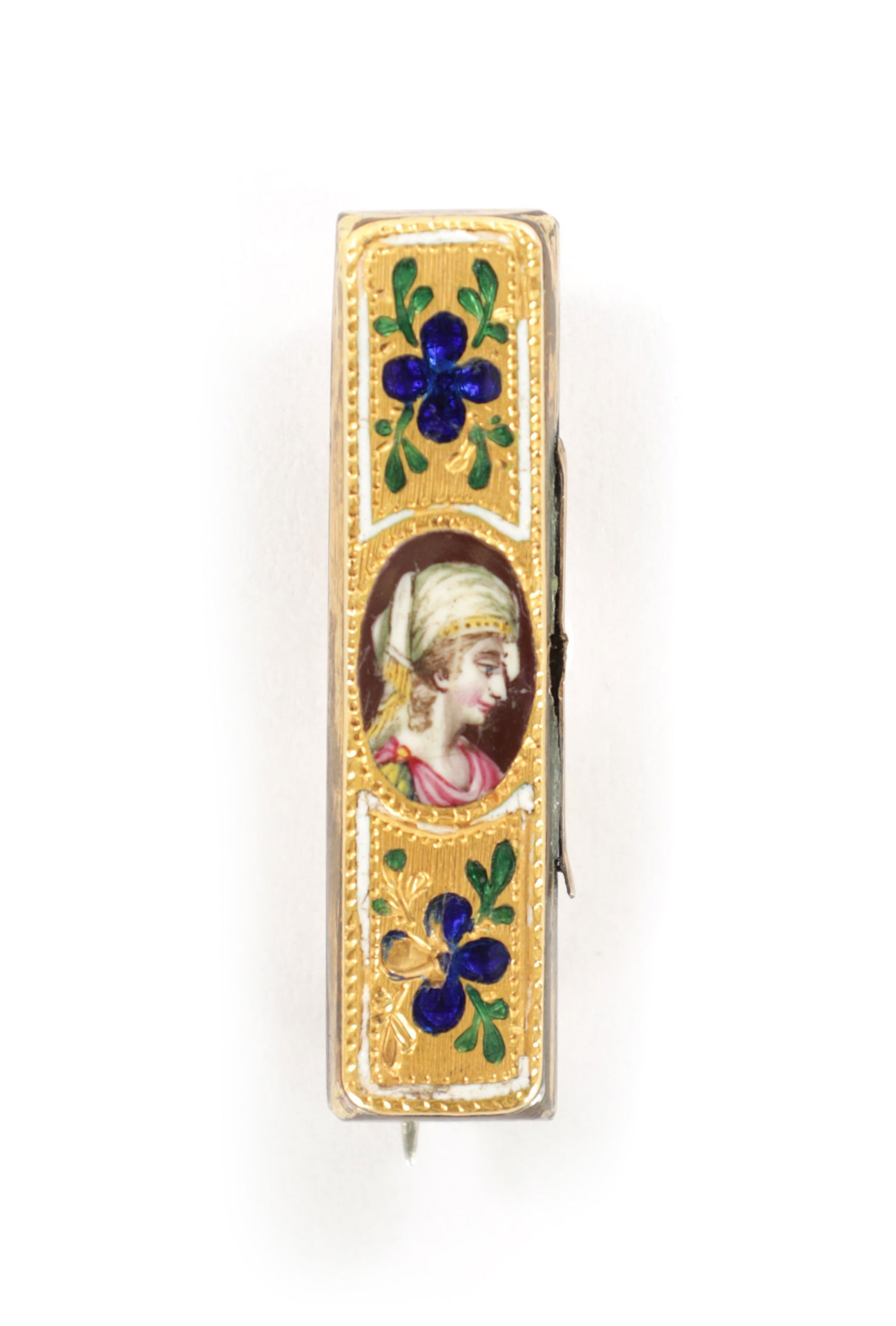 AN EARLY 20TH CENTURY GILT MOUNTED ENAMEL BROOCH (1 of 4)