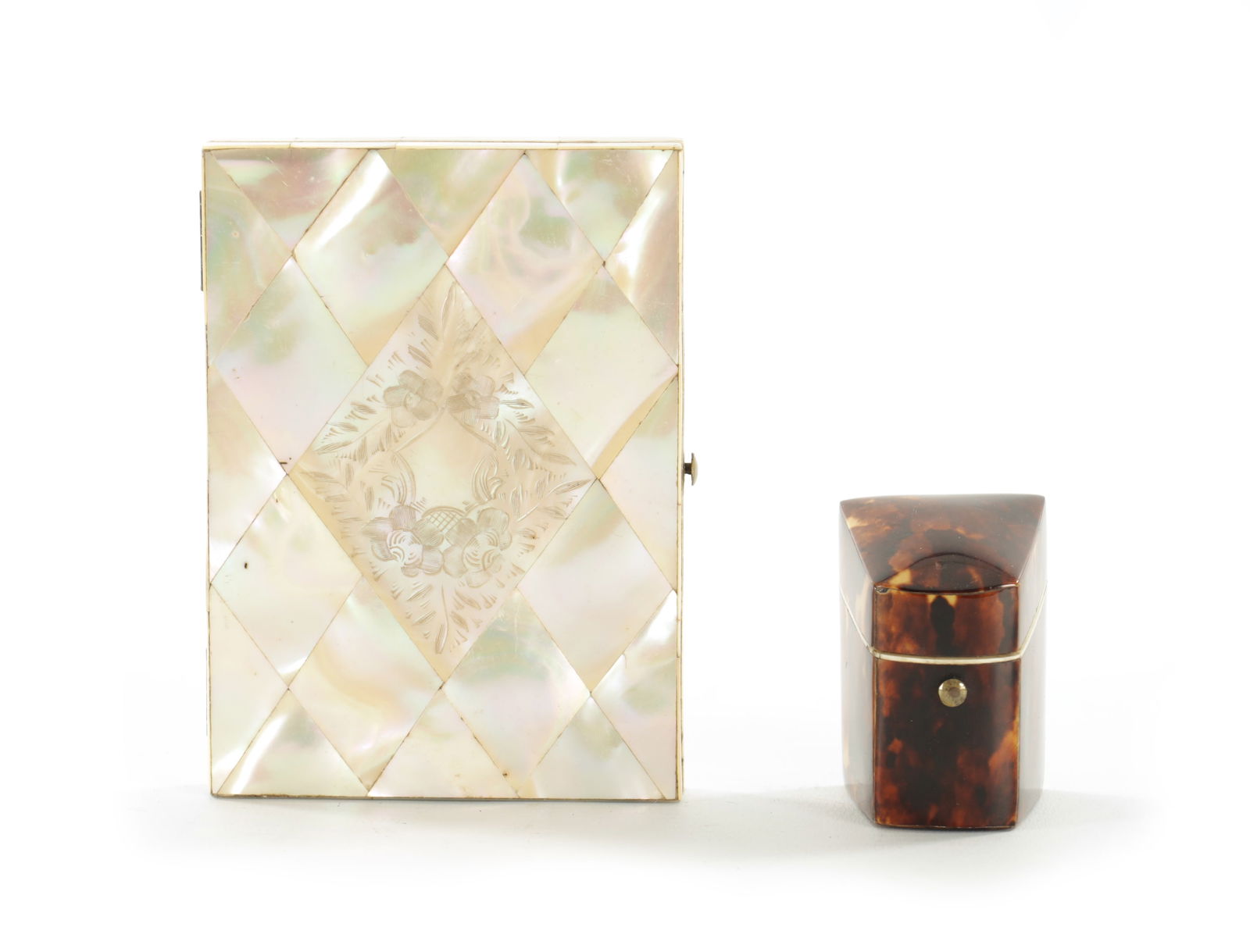 A GEORGIAN SILVER THIMBLE IN A TORTOISESHELL CASE TOGETHER WITH A MOTHER OF PEARL CARD CASE (1 of 6)