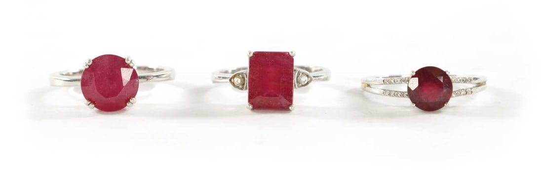 A COLLECTION OF THREE RUBY RINGS WITH CERTIFICATES (1 of 5)