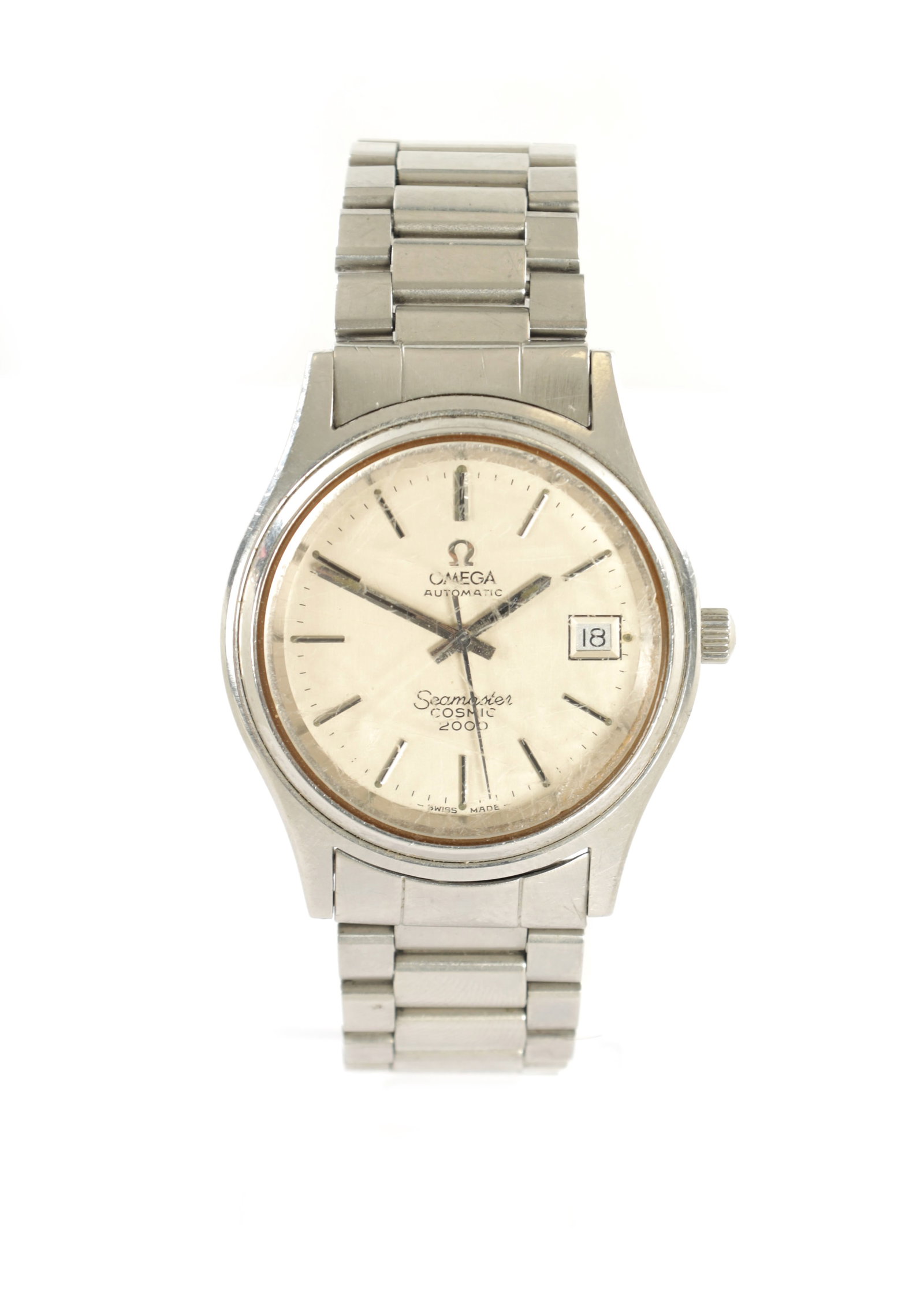A GENTLEMAN'S STEEL OMEGA SEAMASTER COSMIC 2000 AUTOMATIC: A GENTLEMAN'S STEEL OMEGA SEAMASTER COSMIC 2000 AUTOMATIC on original steel bracelet, silvered dial with baton markers and calendar aperture fronting a self-winding movement. (37mm diameter )