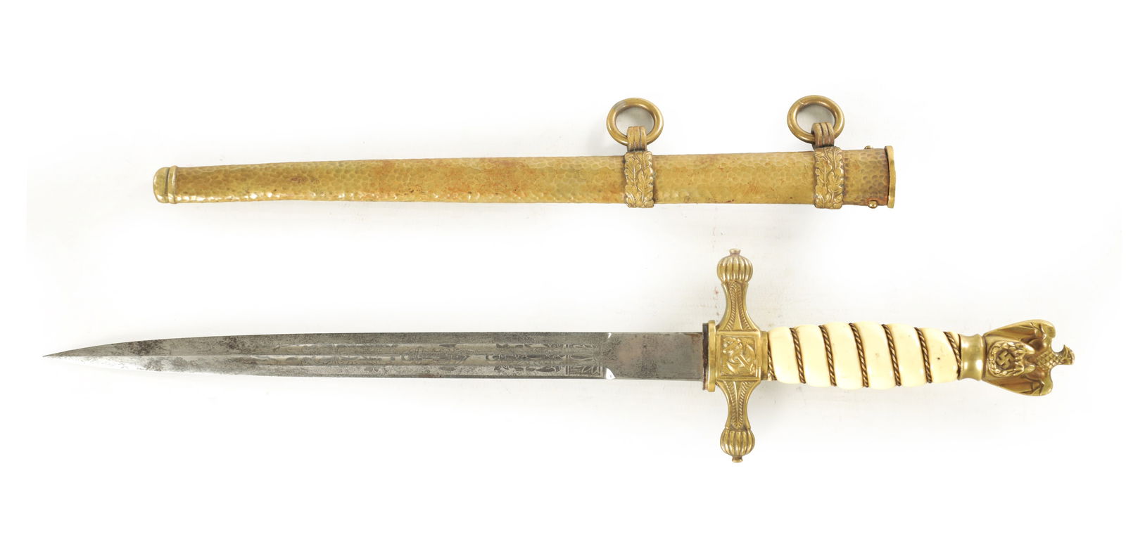 A WWII GERMAN NAVY KRIEGSMARINE DRESS DAGGER (1 of 4)
