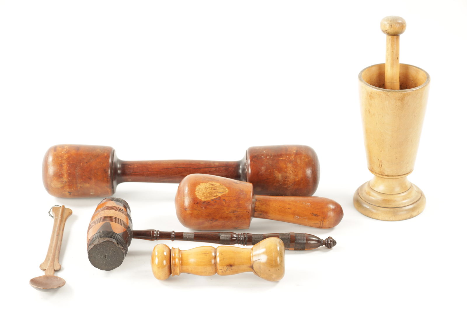 A COLLECTION OF VARIOUS TURNED WOOD AND TREEN ITEMS (1 of 7)