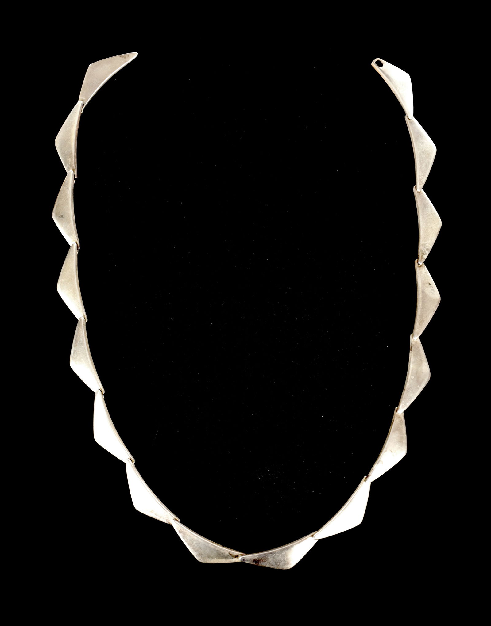 A STYLISH GEORG JENSEN SILVER NECKLACE (1 of 6)