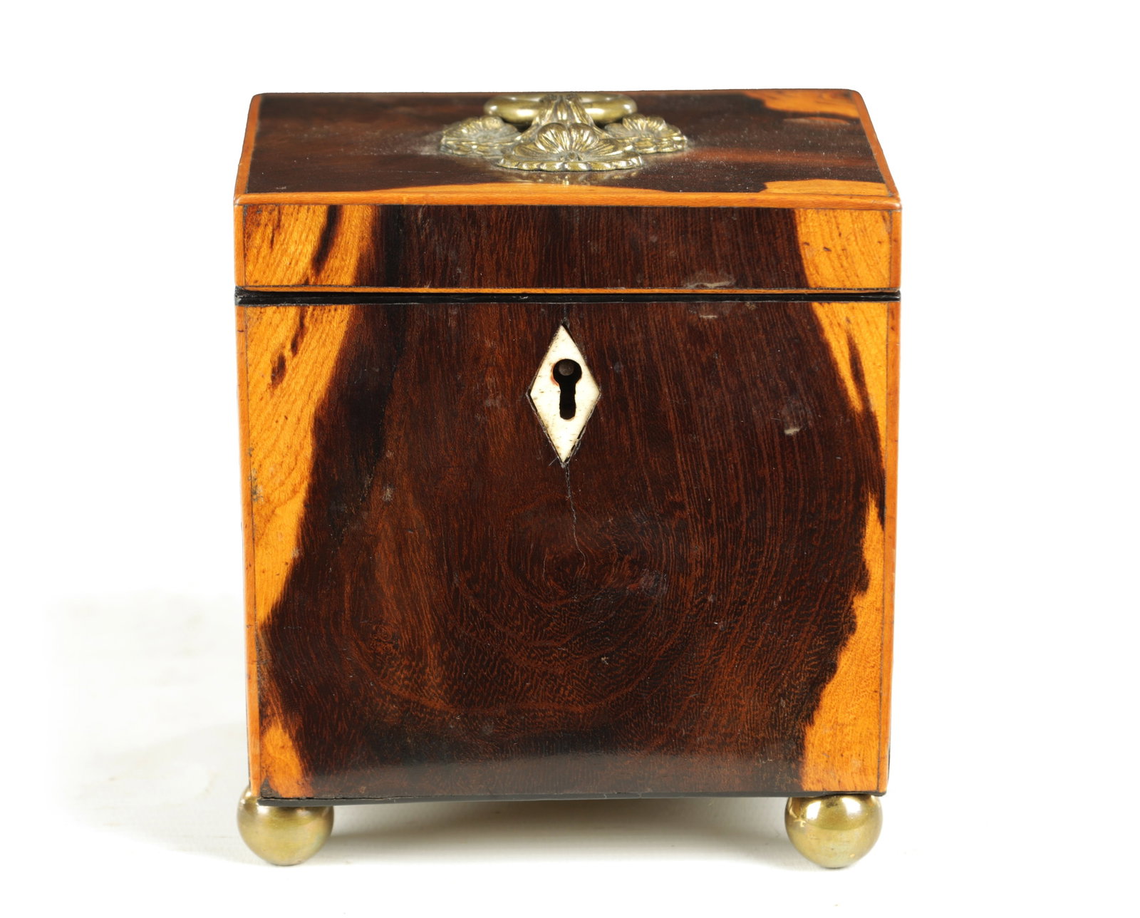 A GOOD LATE GEORGIAN OLIVE WOOD VENEERED TEA CADDY: A GOOD LATE GEORGIAN OLIVE WOOD VENEERED TEA CADDY with brass handle and bun feet with bone inlaid escutcheon (11.5cm wide 9cm deep 13cm high )
