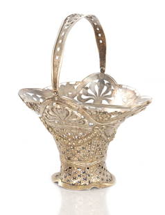 AN EARLY 20TH CENTURY SILVER BASKET AND GLASS LINER: AN EARLY 20TH CENTURY SILVER BASKET AND GLASS LINER of pierced design with swag and bow decoration, London, 1903, silver weight 880g. (25cm across)
