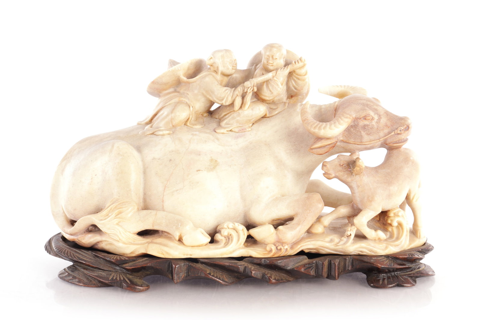 A FINELY CARVED CHINESE SOAPSTONE WATER BUFFALO SCULPTURE (1 of 9)