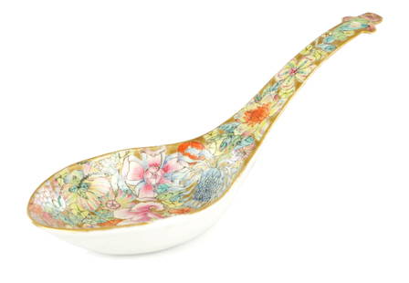 A LARGE CHINESE PORCELAIN FAMILLE ROSE RICE SPOON: A LARGE CHINESE PORCELAIN FAMILLE ROSE RICE SPOON, of millefiori design, six character seal mark to the underside. (20cm long)
