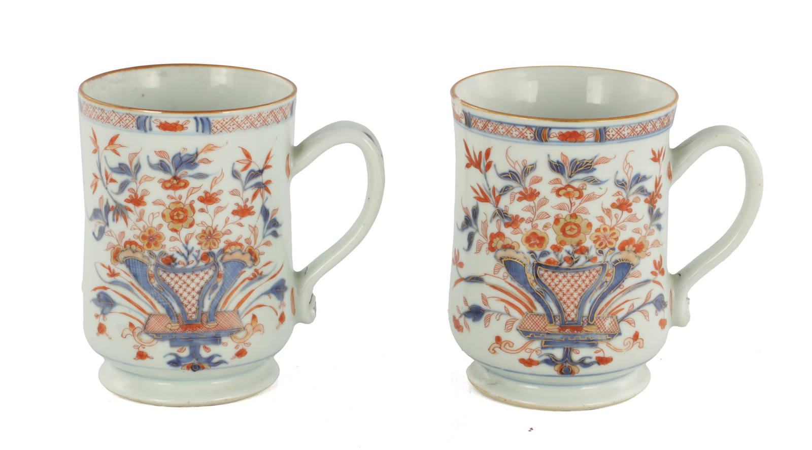 A PAIR OF 18TH CENTURY CHINESE EXPORT IMARI TANKARDS