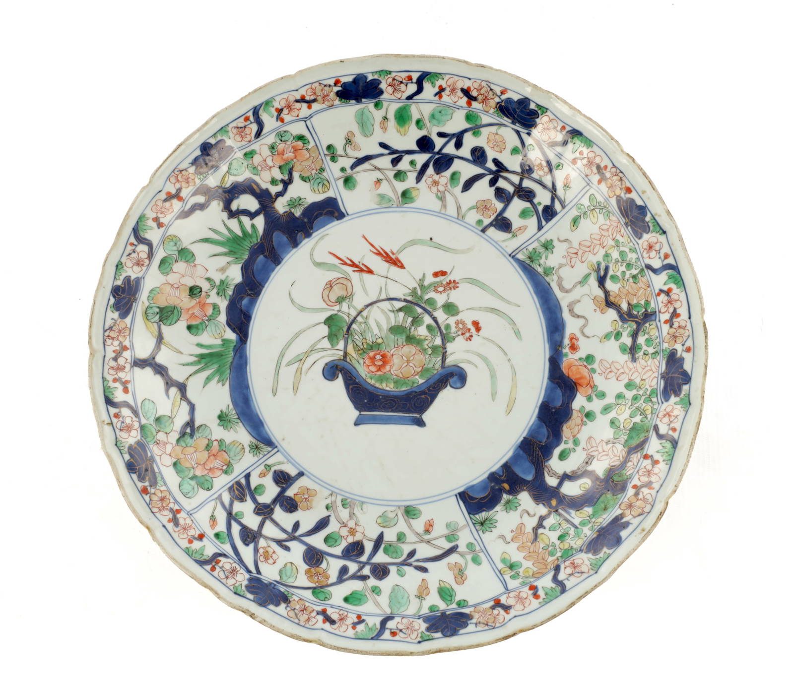 A CHINESE KANGXI PERIOD FAMILLE VERTE IMARI CHARGER
