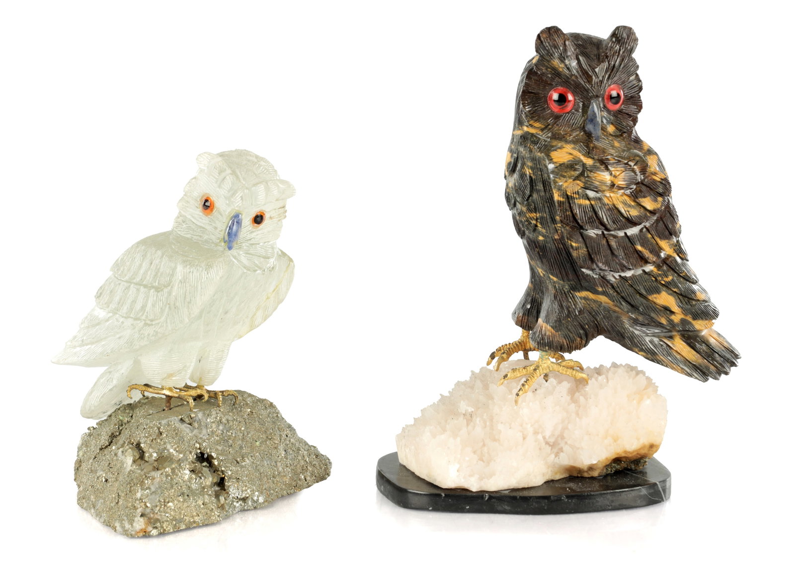 A SET OF TWO 20TH CENTURY CARVED HARDSTONE SCULPTURES OF OWLS: A SET OF TWO 20TH CENTURY CARVED HARDSTONE SCULPTURES OF OWLS modelled perched on rocks with gilt metal claw mounts (20cm high and smaller)