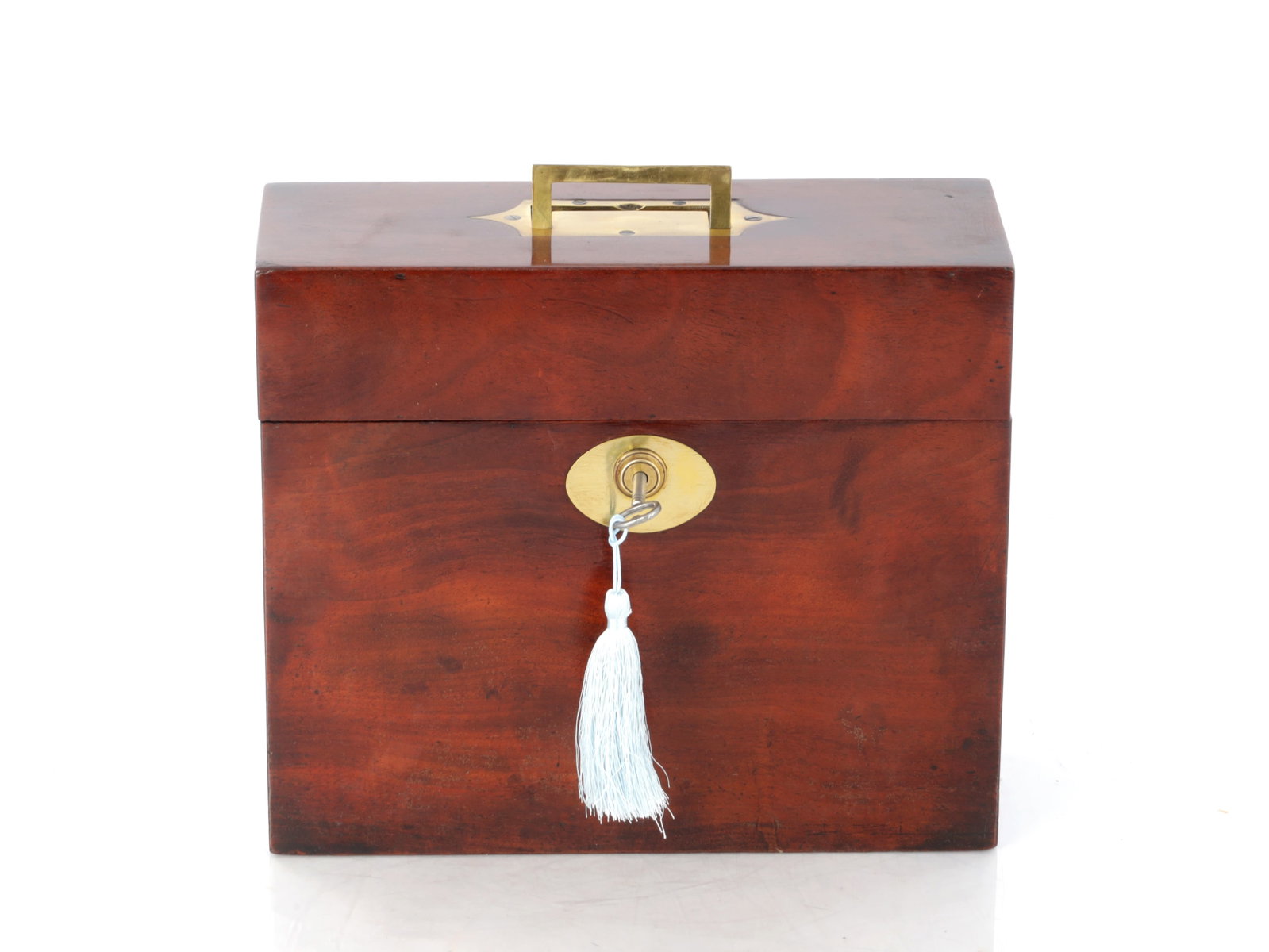 A GEORGIAN MAHOGANY LIDDED DECANTER BOX: A GEORGIAN MAHOGANY LIDDED DECANTER BOX the lockable hinged lid with a recessed carrying handle revealing a lined interior and three gilt-decorated square decanters and stoppers. (28cm wide 24cm high 