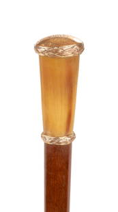 A 20TH CENTURY ENGLISH HORN AND GILT SILVER HANDLED WALKING STICK: A 20TH CENTURY ENGLISH HORN AND GILT SILVER HANDLED WALKING STICK of oval form, the handle with woven knot design inscribed cap between a tapering horn grip; on a malacca shaft (93cm long)