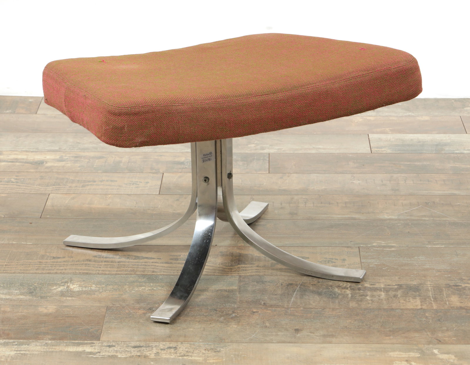 A CHAISE SEAGULL DE GOSTA BERG AND STENERIK ERIKSSON FOOT STOOL: A CHAISE SEAGULL DE GOSTA BERG AND STENERIK ERIKSSON FOOT STOOL (50cm deep 59cm wide 40cm high )