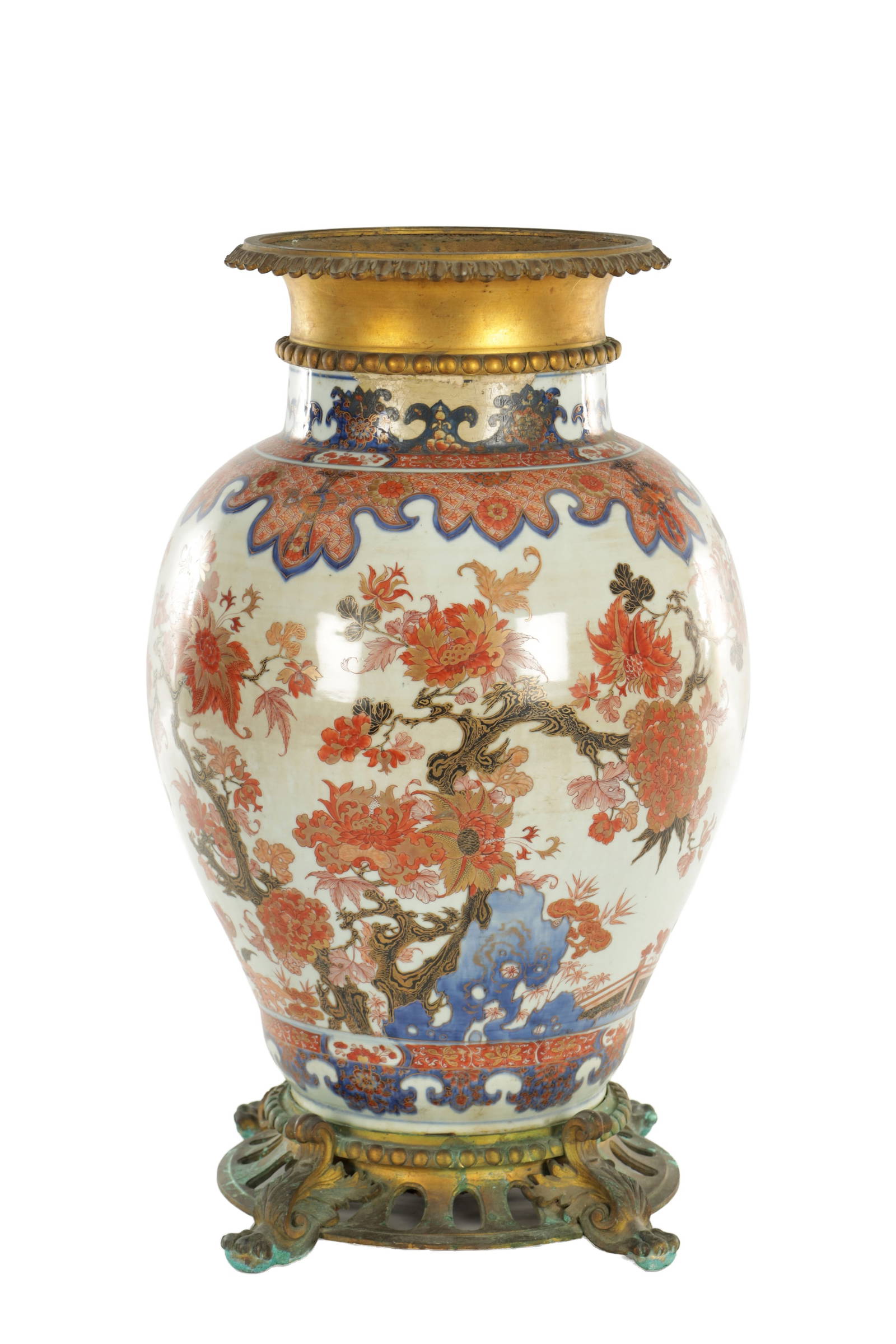 A LARGE 18TH CENTURY CHINESE IMARI AND ORMOLU MOUNTED BULBOUS VASE