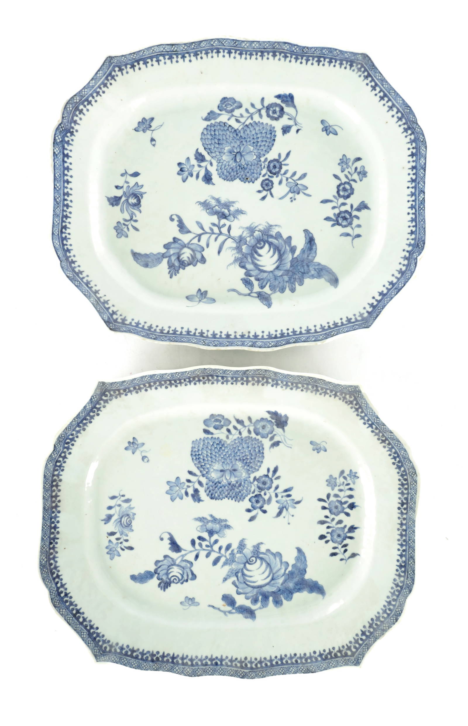 A PAIR OF 18TH CENTURY CHINESE BLUE AND WHITE MEAT PLATES