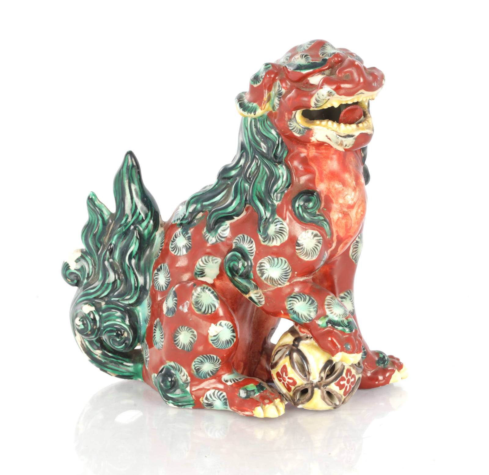 A CHINESE CERAMIC FOO DOG SCULPTURE